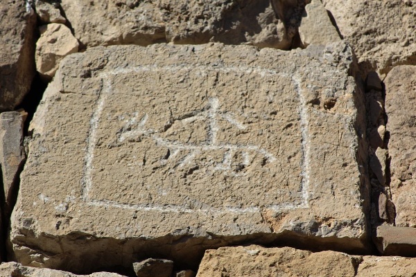 31 октября 2024 г.,  сотрудники НИИ гуманитарных наук им. Чаха Ахриева и Джейрахско-Ассинского музея-заповедника, под руководством исследователя Алихана Ахриева, в рамках двухстороннего соглашения о совместном сотрудничестве, совершили экспедицию к храму Тхаба-Ерды, с целью проведения исследования.

Предметом исследования являются иконография и декор храма и его интерпретация.

«У любого большого проекта (к коему всегда относится строительство объекта национального масштаба) должно быть как инфраструктурное обоснование, так и теоретическое. Если по первому все более–менее ясно (Храм Тхаба Ерды занимает невероятно удачное место – выбор которого продиктован не только соображениями красоты пейзажа, но и стратегическими целями – мимо него пролегал знаменитый в древности Великий Шелковый путь, он находится в центре расселения ингушских племен и все дороги ведут к нему), то с теорией ясности нет. По теории ингушской архитектуры вообще нет ни одной работы. Разумеется, особое значение для понимания теоретических основ имеют письменные источники. При их отсутствии (именно этот случай мы имеем с Тхаба Ерды и башенной архитектурой ингушей) на первый план выходит иконография. Иконографическая программа исследуемого Храма очень богата, но совершенно не изучена» - отмечает исследователь А. Ахриев.

Сотрудниками была произведена фотофиксация, совершен полный осмотр и анализ современного состояния известного памятника, сделаны необходимые замеры. 

Основной целью экспедиции, как было отмечено ранее, было изучение декора Главной Святыни ингушского народа, которым он «щедро украшен… в виде карнизов, бордюров и других деталей, выполненных искусным мастером по мягкому известковому конгломерату.

«Не все эти украшения являются облицовкой стен, появившейся уже после их возведения (подобно плитам ктиторской композиции на западном фасаде). Некоторые из них изваяны, вырезаны, выцарапаны на выступах камней кладки, создавая конструктивное и архитектурное целое с фасадом. Особое внимание привлекла каменная плитка, изображающая человека в позе обращения к Богу (орант). До последнего времени в литературе она не описана, как и весь остальной декор с Южной стены. По этой причине мы ограничились рассмотрением декора с южного фасада Главного Храма ингушского народа.

На южном фасаде Храма Тхаба Ерды более десятка элементов заслуживают особо пристального внимания. Эти элементы, располагающиеся на первый взгляд, хаотично, на самом деле встроены в кладку стены в определенном порядке, что говорит об их связи между собой и о том, что чтение каждого из этих знаков имеет смысл в общем контексте. Элементы расположены по горизонтали на двух уровнях (поясах I, II). В нижнем  – всего три элемента, центральный из которых входная арка.

Верхний пояс иконографической программы южного фасада Храма Тхаба Ерды очень информативен. К нему относятся три изображения находящихся на одной линии, самый крайний справа из которых – орант наиболее интересен. Все три объединяет еще и то, что на них изображен человек.

Здесь же мы видим схематическое изображение, отдаленно напоминающее всадника (В.И. Марковин определил его как «петроглиф в виде едущего всадника»). На одной линии с ним – вполне художественный образ, довольно точно передающий идею автора. Удачная попытка интерпретации этих образов может дать ответ на вопрос о том, являются ли эти знаки отдельными изображениями, не имеющими связи друг с другом или все–таки это знаки единого текста, который должен был быть прочитан древним паломником, пришедшим на поклон к Храму» - делится своими, на наш взгляд, ценными наблюдениями ученый.

Мы надеемся, что совместно проведенные поисково-изыскательные мероприятия на объекте, могут внести ясность в этот вопрос и результатом его станет оригинальная интерпретация всех трех образов с верхнего яруса южного фасада, в целом, очень богатой иконологической программы Храма Тхаба Ерды.