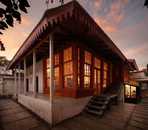 Что объединяет все значимые и замечательные объекты, представленные на фото? - Благовещенский собор в Воткинске, Клубный дом в Иране, Духовная Академия и Консерватория им. Римского-Корсакова, а также Канатный цех с водонапорной башней в Петербурге, Павильон ВДНХ "Зерно" в Москве, Павильон "Орла" в Гатчине, Верхний сад в Петергофе, Усадьба А.С.Пушкина в Нижегородской области и Фабрика-кухня в Самаре... Все эти прекрасно реализованные объекты реставрации стали номинантами VII Международного конкурса "Золотой Трезини" 2024, но...  уступили маленькому и гордому башенному комплексу "Харпе" в горной Ингушетии, ставшему финалистом конкурса в номинации "Реставрация".
