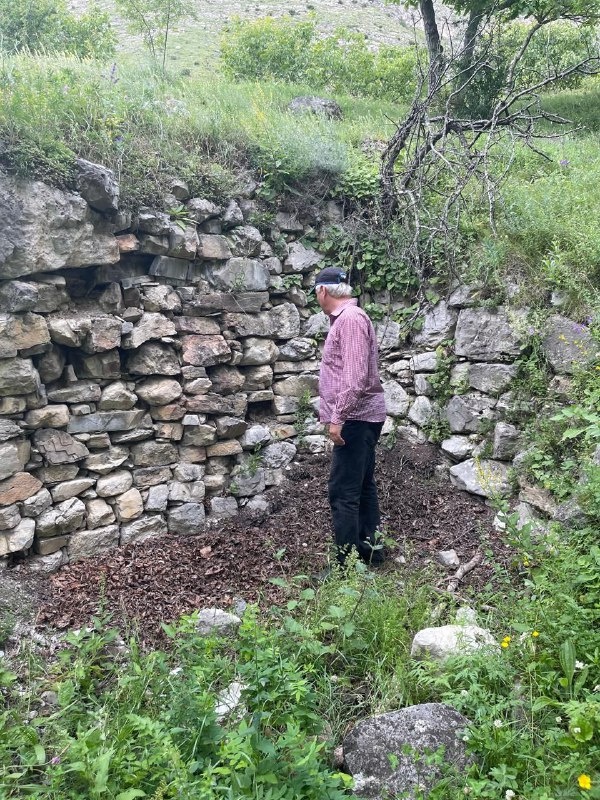 В ходе совершенной инспекционной поездки в с. Фуртоуг, на территории комплекса сотрудниками Джейрахско-Ассинского музея-заповедника были обнаружены ранее не учтенные две речные мельницы и четыре подземных склепа.

Речные мельницы расположены в 250-300 м западнее комплекса, состояние руинированное – сохранились всего лишь фрагменты стен. Также по словам местных жителей, в 100 м от водопада до 2002 года находилась еще одна действующая мельница, которая из-за сильного наводнения летом того же года была смыта ливневыми дождями.

А обнаруженные подземные склепы, также расположенные на территории комплекса, которые содержали в себе костные останки, местными жителями из религиозных соображений были засыпаны землей. 

По данному факту, для обеспечения целостности и сохранности этих объектов, будут представлены заявления в вышестоящие организации о включения их в перечень выявленных объектов культурного наследия республики.

Достопримечательностями комплекса являются памятники архитектуры, Фуртоугский водопад, дом-музей с историей Фуртоуга имени Гапура Ахриева.