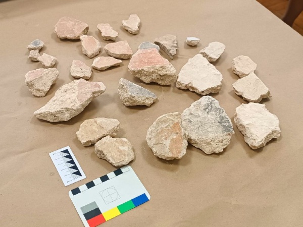 В Пскове состоялась передача уникальных артефактов в мастерскую реставрации монументальной живописи Псковского музея-заповедника.

Исторические фрагменты штукатурки с сохранившимися красочными слоями были найдены специалистами "АСМ Групп" в августе прошлого года при вскрытии полов на объекте культурного наследия ЮНЕСКО - "Церковь Архангела Михаила с колокольней".

Находки попадут для изучения в руки специалистов, а мы будем ждать результаты исследований. Не исключено, что артефакты могут относиться к XVI веку.

Руководство работами - АНО "Возрождение объектов культурного наследия города Пскова и Псковской области".