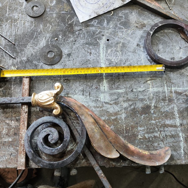 Активно идет восстановление утраченных исторических ворот в Приоратский парк Гатчины. Согласно чертежам "АСМ Групп" изготавливаются индивидуальные детали и элементы. А пока компания продолжает вести авторский и технический надзор.