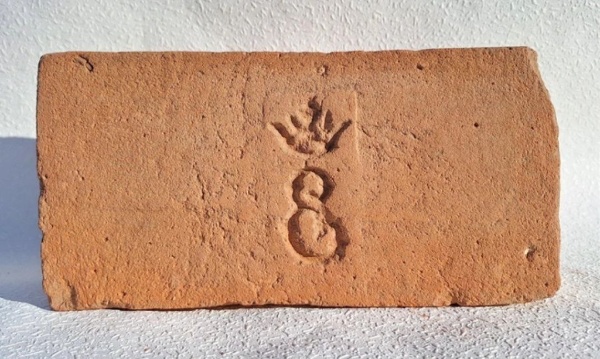 Выставка "Кирпичная Российская империя" проходит в Потерне и каземате Государева бастиона в Петропавловской крепости до 17 июня.

Кирпичи из более чем сорока губерний Российской империи, формы для их изготовления, матрицы клейм и документы кирпичных заводов - обширно и познавательно.