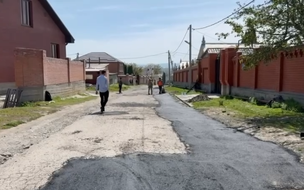 В Альтиевском округе Назрани завершен ямочный ремонт на улицах Хвойная, Пионерская и Красная.

Работы проводились в рамках программы по улучшению дорожной инфраструктуры и направлены на повышение безопасности и комфорта для автомобилистов и пешеходов.

В ближайшее время планируется продолжение ремонта на улицах Мальсаговых и Магомеда Ахмеда. 