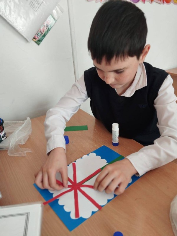 В Ингушетии в преддверии Дня матери состоялись мастер-классы по изготовлению открыток для мам, организованные под эгидой федерального партийного проекта «Крепкая семья» партии «Единая Россия».

Участниками акции стали дошкольники и учащиеся младших классов, которые с большим энтузиазмом творили и создавали открытки в виде сердец из цветной бумаги.

Эти открытки предназначены не только для матерей детей, но и для раздачи женщинам на улицах населенных пунктов республики, что создаст праздничное настроение и позволит каждому выразить свою благодарность и любовь к самым важным женщинам в их жизни. 

«В жизни каждого из нас самый главный человек - это мама. День матери - прекрасный повод сказать «спасибо» нашим мамам, подарить им теплые, искренние слова и вновь напомнить, как сильно мы их любим», — отметили организаторы мастер-классов.

Дети проявили большую старательность и внимание к деталям, работая над созданием своих подарков. В день праздника они смогут порадовать своих мам оригинальными подарками.