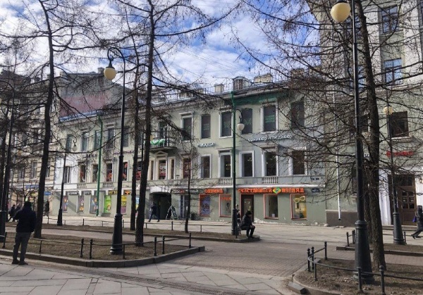 Бывший Приют Общества вспоможения бедным прихода Андреевского собора на 7 линии Васильевского острова, 42 признан объектом культурного наследия регионального значения.

Лицевой двухэтажный каменный корпус построен в конце XVIII века. В 1830-х годах надстроен третьим этажом. Юго-западный корпус построен в 1860-х годах по проекту арх. Г.Карпова, боковые корпуса построены в 1890-х годах по проекту арх. А.Соскова.

Во второй половине XIX века здание принадлежало представителям известной дворянской фамилии - Струйским. Одним из наследников был поэт Дмитрий Струйский, писавший под псевдонимом "Трилунный".

С 1891 года по завещанию последней собственницы из рода Струйских - Александры Юрьевны - участком со всеми строениями владело Андреевское благотворительное общество на Васильевском острове. С 1914 года с началом Первой мировой войны общество разместило в одном из корпусов лазарет. В 1920-х годах в здании располагалось общежитие.
