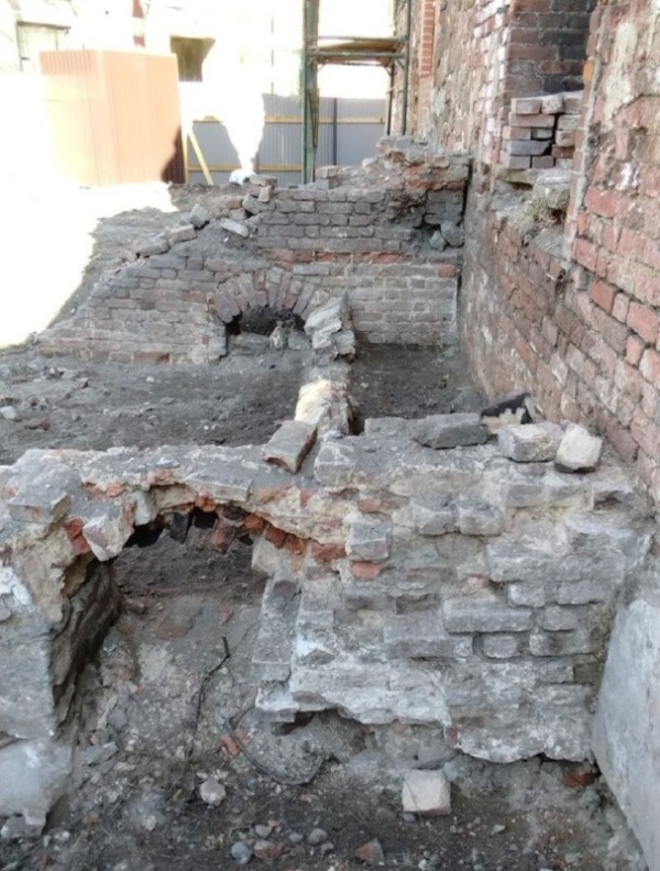 Неожиданная находка была сделана в ходе проведения работ по консервации Кафедрального собора Выборга. В процессе укрепления фундаментов, под слоем земли, обнаружены остатки двух каменных сводов. Предположительно в этом месте был боковой вход на хоры. 

Кафедральный собор начал создаваться в 1413 году, в 1554 году стал Кафедральным. Разрушен в годы Великой Отечественной войны. Сейчас на соборе ведутся консервационные работы, которые позволят сохранить оставшуюся часть здания.
