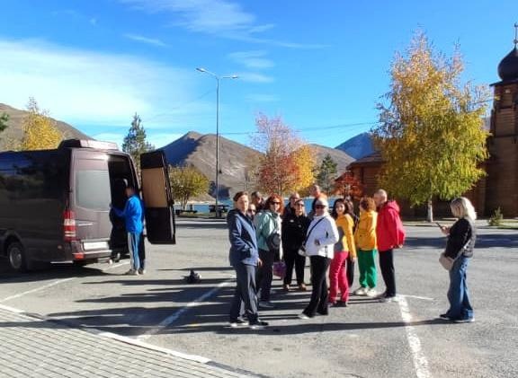 В рамках туристической программы была проведена экскурсия для группы туристов в одно из самых живописных мест Чеченской Республики — озеро Казеной-Ам и историко-архитектурный комплекс в селении Хой.

Участники познакомились с природными достопримечательностями высокогорного озера, узнали о его истории и особенностях. Далее маршрут прошёл в сторону селения Хой, где туристы посетили древние башенные постройки, осмотрели смотровые площадки и познакомились с культурным наследием горных районов.

Экскурсия прошла в тёплой и познавательной атмосфере.