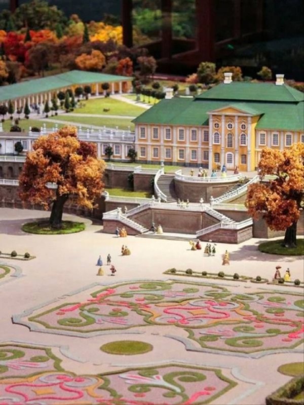 Представьте, что вы отправились на вертолетную экскурсию над городом и теперь можете взглянуть на исторический Петербург и его пригороды с высоты... Именно такое ощущение появляется у многих при посещении уникального макета "Петровская акватория".

Пока гости осматривают миниатюру города, вокруг сменяются времена года и время суток, что создает полный эффект погружения в жизнь северной столицы.

Создание макета не без участия архитекторов "АСМ Групп".