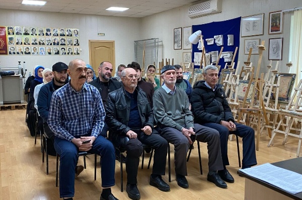 В актовом зале ГБУК «РЦКиИ» состоялась лекция, организованная сотрудниками ГБУ «Аргунский музей-заповедник» совместно с учреждениями культуры в рамках реализации плана профилактических мер на 2025 год.

В ходе лекции были рассмотрены актуальные вопросы, касающиеся профилактики буллинга, кибербуллинга, наркомании, экстремизма и других негативных явлений, представляющих угрозу для подрастающего поколения. Особое внимание было уделено формированию у молодежи навыков критического мышления, умения распознавать манипуляции и противостоять негативному влиянию извне.

Организаторы выразили надежду, что полученные знания и навыки помогут участникам стать активными проводниками позитивных изменений в своих коллективах и сообществах, способствуя созданию безопасной и благоприятной среды для развития детей и молодежи.