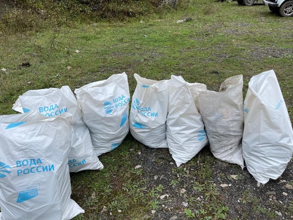 Сотрудники Джейрахско-Ассинского музея-заповедника провели субботник на прилегающей территории архитектурного комплекса "Шоан", расположенного в 3 км от Ольгети, по обе стороны от автодороги, ведущей к Цей-Лоам. 

Фотографии наглядно иллюстрируют, сколько мусора оставляют за собой наши соотечественники, выезжающие в горную местность!!!  

Видимо некоторые отдыхающие оставляют за собой  мусор в знак благодарности природе за гостеприимство, за чистейший горный воздух, за уникальные памятники старины?!  К сожалению, мало кто задумывается о своей ответственности перед природой, о том, что мусор не разлагается, не испаряется и сам по себе не собирается. Оставляя за собой мусор, мы загрязняем свой дом, наносим непоправимый ущерб окружающей среде. Во-первых, это неэтично и некрасиво, во-вторых, в процессе разложения вся химия попадает в почву и природные родники, в третьих, в поисках еды на эти свалки выходят животные, которые вместе с пищей поглощают целлофан и другие неперевариеваемые предметы, что влечёт их гибель, в четвертых, следующий раз, собравшись на природу, мы можем просто не найти чистого места. 

Несмотря на то, что уборка территорий не является их прямой обязанностью, сотрудники музея-заповедника еженедельно проводят субботники в горной местности, собирая горы мусора. Таким образом, мы пытаемся, во-первых, привлечь внимание  к этой проблеме, во-вторых, мы делаем слабую попытку подать хороший пример для других, ну а, самое главное, любовь к своей родине, чувство долга и патриотизма не позволяет оставаться равнодушными. 

Сотрудники, вооружившись, защитными средствами и мусорными пакетами собрали весь мусор с комплекса и вывезли, в специально отведённое место, придав территории первозданный вид. 

Резюмируя вышесказанное, мы призываем всех отдыхающих к бережному отношению к окружающей среде. Берегите природу и она ответит вам взаимностью. 