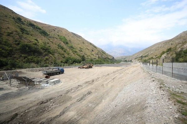 В с.п. Джейрах активно идет строительство современного товарно-форелевого хозяйства «Обанхи». Проект был одобрен инвестиционным советом, который лично возглавляю. Общий объем вложений 100 млн рублей. Это первый в нашем регионе комплекс такого масштаба по выращиванию форели и семги.

Комплекс возводится на участке вблизи реки Армхи. Планируемый объём производства составит от 500 до 800 тонн рыбы в год.

Переход предприятия на полную мощность снизит зависимость Ингушетии от поставок рыбы из других регионов.