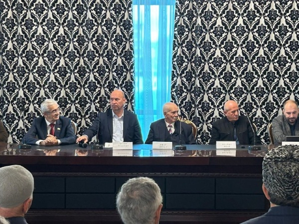 Сегодня сотрудники Джейрахско-Ассинского музея-заповедника принимали участие в заседании круглого стола «Особенности эволюции ингушской национальной общности в Турции», посвященного 100-летию ингушской государственности, где присутствовали представители ингушской диаспоры - мухаджиры, переселившиеся в Османскую Империю после окончания Кавказской войны в 1858-1865 гг., в результате достигнутого соглашения между Россией и Турцией.

Мухаджирство являлось следствием колониальной политики Российской империи на Северном Кавказе. Из тех, что покинули Россию, часть поселилась в Турции. Другая группа поселилась в районе Голанских высот (Сирия), третья переселилась в Иорданию, четвёртой довелось осесть в Ираке. Так на Ближнем Востоке и в Турции появились диаспоры северокавказских народов. Ингуши, эмигрировавшие Турцию в различные периоды и представляющие нынешнюю ингушскую диаспору, прошли длительный процесс интеграции в турецкое общество. Они являются полноправными гражданами и вовлечены в культурную и политическую жизнь Турецкого государства. Абсолютно все владеют турецким языком. При этом духовная и культурная связь с Ингушетией не потеряна, и присутствие их на этом мероприятии является прямым тому доказательством. 

На заседании выступила ведущий научный сотрудник отдела ингушской литературы ГБУ «ИнгНИИ», кандидат филологических наук — Ялхароева Марем Ахметовна, с докладом «Этнический менталитет ингушской диаспоры в Турции», а также были заслушаны выступления представителей ингушской диаспоры в Турции - Яшара Дураля/Цечоева, Мехмета Якана/Даурбекова, Бекира Оздемира/Гагиева, Сельмана Бештой/Ахриева, Мурата Ачара/Гапархоева и др.

Приехавшие, в основном, выступали на турецком языке и для общения с залом прибегали к услугам переводчика, тем удивительнее оказалось для присутствовавших выступление самого старшего представителя ингушской диаспоры 84-летнего Яшара Дураля-Цечоева, который в совершенстве владел ингушским языком.  

В завершении мероприятия приезжим были вручены памятные подарки представителями ассоциации «Истинг» и сделаны фото на память.