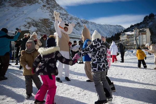 Курорты Кавказ.РФ приглашают провести длинные выходные в горах.

В праздничные дни, помимо горнолыжных спусков, гостей «Эльбруса» и «Мамисона» ждет интерактивная программа, посвященная Дню защитника Отечества. 22 и 23 февраля, с 11:00 до 16:00 на курортах будет организована развлекательная программа.

На поляне Азау «Эльбруса» будут работать площадки для мастер-классов, пройдут тематические конкурсы, ведущие и диджей создадут праздничную атмосферу. Открывать программу оба дня будет детское анимационное шоу «Приключения юных героев», продолжат в разные дни — соревнования в гигантских боксерских перчатках, армрестлинг, перетягивание каната, состязания по подъему 16-килограммовой гири и зимняя бочча. На Эльбрусе можно будет продлить отдых вечерним катанием: трасса Кругозор – Азау теперь открыта каждый вечер с 18:30 до 22:00

На «Мамисоне» гостей будут ждать интерактивная программа «Курс молодого горнолыжника», аниматоры и диджей. В планах — спортивные состязания: поднятие снаряда, метание по мишени, полоса препятствий и забег в гигантских лыжах. Оба дня завершатся дискотекой на главной площади курорта. Вечера гости «Мамисона» смогут провести в новом ресторане Grand Galabu, который откроется к предстоящим выходным на втором этаже сервисного центра.

Кроме того, 21 февраля на «Мамисоне» пройдёт очередной мастер-класс «Мастерской медленной жизни». Тема — наброски с натуры. Мероприятие проведет Сергей Михитаров, фотограф и художник из Пятигорска. Начало в 13:30, регистрация по ссылке. 

Сейчас на курортах высокий сезон, поэтому с 9 февраля по 15 марта действует специальная система тарифов и скидок. На «Эльбрусе» – скидка 5%, а при оплате QR-кодом на карту возвращается 10% от суммы. На «Мамисоне» с 20 февраля по 15 марта скидка на катание – 20%.