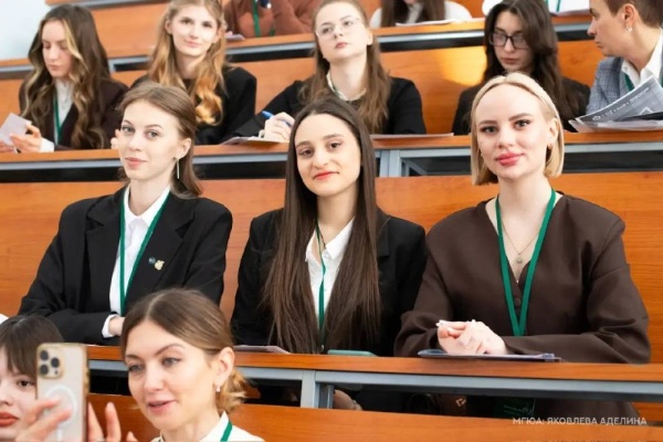 Команда ПГУ в финале Всероссийского конкурса «Модель уголовного суда».

На площадках МГЮА имени О.Е. Кутафина и МГУ имени М.В. Ломоносова прошёл III Всероссийский студенческий конкурс имени А.Ф. Кони «Модель уголовного суда», приуроченный к 160-летию первого процесса с участием присяжных в России. Конкурс объединил 32 команды и более 450 студентов юридических вузов страны.

В финальном этапе в Москве Институт юриспруденции и инжиниринга ПГУ представила команда KNº142 «Вердикт», успешно прошедшая строгий отбор экспертного совета и достойно выступившая наравне с ведущими вузами России. Участники работали с кейсами на основе реальных уголовных дел, а их выступления оценивали судьи, адвокаты и представители Генеральной прокуратуры РФ.