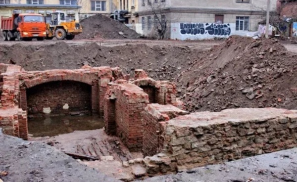 При намечающемся строительстве учебно-спортивного комплекса Архитектурно-строительного университета во дворе общежития на набережной Фонтанки, 123, планируется музеефикация части архитектурных фрагментов разобранного исторического здания XIX века Ново-Александровского рынка. Остатки подвальных частей рынка включены КГИОП в список число выявленных объектов культурного наследия.