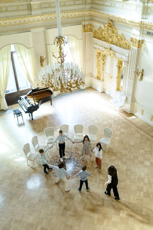 С 10 по 15 июня в "Особняке Мясникова" на улице Восстания, 45, Детская Светская Академия объединит разнообразные детские занятия, итогом которых станет грандиозный отчетный концерт. Академия научит деток игре на музыкальных инструментах, актерскому мастерству и танцам, будут устроены кинопоказы и увлекательный квест по всему пространству старого особняка.

Лучший проект реставрации Санкт-Петербурга 2008 от "АСМ".