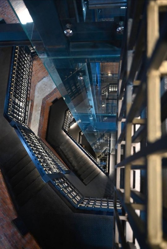 Уже завтра Башня Олафа в Выборге после пятилетней реставрации распахнет свои двери для посетителей.

Накануне Дня России состоялась приемка работ по сохранению объекта культурного наследия федерального значения "Комплекс крепостных построек и сооружений на острове", а точнее его высотной доминанты - "Башни Олафа".

В последние годы на башне шли работы по ее внутренней отделке и устройству видового лифта. Результат радует - исчезли белила советского периода, вместо них - историческая кирпичная кладка, узкая винтовая лестница вдоль стены стала шире и более пологой, раскрыты бойницы и своды, устроена подсветка на стенах и вдоль лестницы. Самый главный момент - видовой лифт, подъем которого с первого по шестой ярус занимает 40 секунд. Однако, стоит отметить, что подъем на лифте будет осуществляться исключительно для маломобильных посетителей и по предварительной записи.