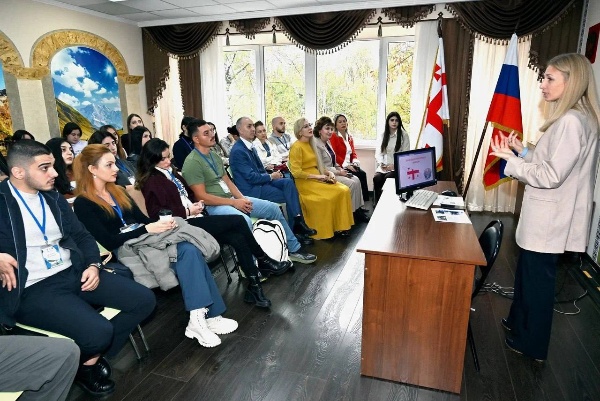 Третий день Международной Осенней школы «Кавказские Минеральные Воды – регион мира и сотрудничества народов» был посвящён богатой грузинской культуре, которая вдохновила участников на глубокие размышления о дружбе народов и культурном наследии. 

В рамках мероприятия удалось посетить бинарную лекцию, где эксперты раскрыли страницы истории русско-грузинских отношений, участники в командах разработали идеи по межкультурному обмену и побывали на экскурсии по грузинской культуре. 

День грузинской культуры в ПГУ стал мощным импульсом для межнационального диалога в рамках Осенней школы.