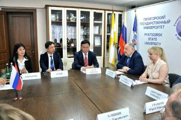 ПГУ продолжает расширять международное сотрудничество в сфере образования.

Одним из важных итогов приёмной кампании 2025 года стал приём студентов из КНР на совместную программу бакалавриата по направлению «Информационная безопасность».

Кроме того, ещё 114 студентов Ляонинского политехнического университета начали обучение по программе двух дипломов, которая реализуется с 2022 года.

Такой результат подтверждает высокий статус российского образования и интерес иностранных студентов к программам ПГУ.

Обучение завершится в Пятигорске, где студенты получат современные знания и навыки в области кибербезопасности.