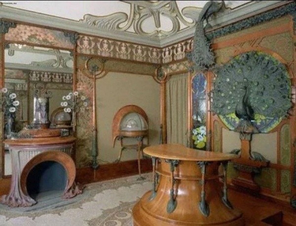 10 июня - Всемирный день модерна.

Модерн - сложное, многоплановое художественное явление, которое оставило ярчайший след в архитектуре, дизайне и искусстве. Зародившись на рубеже XIX-XX веков, это масштабное течение в разных странах получило свои особенности и названия. Архитекторы всего мира пытались выработать новый художественный язык, который бы отвечал веяниям времени. Для модерна в целом характерны плавные изогнутые линии, отказ от резких углов, обилие цветочных и растительных мотивов, лаконичность форм и использование современных на тот момент технологий. Еще одной особенностью модерна стало возвращение к традиции, когда архитектор рисовал все "до последнего гвоздя" - от общего эскиза сооружения до рисунков дверных ручек, оконных переплетов, светильников и каминов.