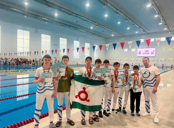 Жители с.п. Джейрах триумфально выступили на соревнованиях по плаванию в Кисловодске.

Триумфальное выступление жителей села Джейрах на прошедших недавно соревнованиях по плаванию в Кисловодске стало ярким событием спортивного сезона. Братья Имран и Берс Льяновы, проявив выдающиеся способности и демонстрируя высокий уровень подготовки, завоевали золотые медали на трех различных дистанциях каждый.

Имран и Берс показали впечатляющие результаты, став абсолютными победителями соревнований. Их успехи стали результатом упорных тренировок и профессиональной работы тренера, чьи усилия получили заслуженное признание.

Это достижение подчеркивает потенциал молодых российских спортсменов и открывает новые перспективы для развития спорта в регионе. Поздравляем братьев Льяновых и их наставника с замечательным результатом!