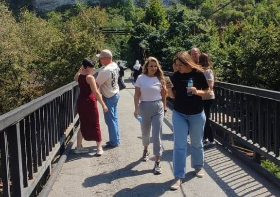 Отправились в увлекательное путешествие по Аргунскому ущелью. Дорога проходила среди живописных горных пейзажей и лесов. Главной точкой маршрута стали Нихалойские водопады.

Воздух здесь свежий и прохладный, а шум воды создаёт особую атмосферу. Место впечатляет своей красотой и силой природы. Поездка оставила яркие впечатления и желание вернуться снова.