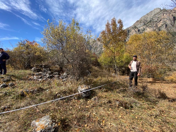 В эти дни сотрудники музея-заповедника провели плановую работу по фиксации и учету раннее неучтенных циклопических строений,  расположенных в 300-350 м. северо-восточнее башенного комплекса «Средний Озик».  

Большинство строений имеют смежные стены и не имеют связующего материала. Объекты находятся в руинированном состоянии.

Циклопические строения относят к эпохе до нашей эры. Всего на данном участке выявлено 27 строений и 3 заградительные стены.

Все они будут внесены в перечень выявленных объектов культурного наследия республики.