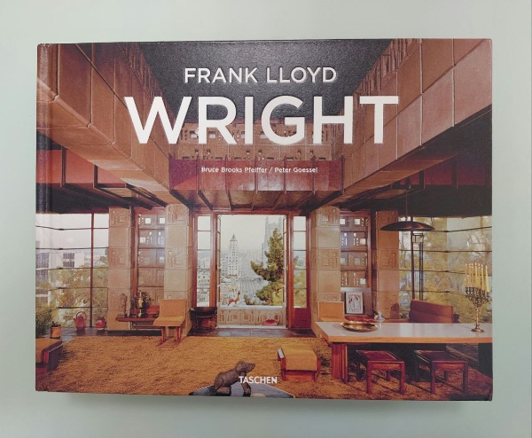Роскошное издание более чем на 500 страниц в библиотеке "АСМ Групп".
 
"Frank Lloyd Wright" посвящено выдающемуся американскому архитектору и содержит как библиографические материалы, так и проекты и фотографии его построек, в том числе и проектные чертежи "Дома над водопадом".

Издательство TASCHEN. 2022.