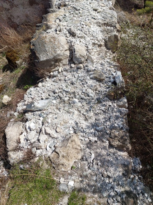 В настоящее время активно продолжаются разговоры о полном отсутствии применения каких-либо растворов при строительстве башенных комплексов на Северном Кавказе.

На днях специалисты "АСМ Групп" посетили очередной не тронутый реставрацией башенный комплекс в горной Ингушетии - "Гьаги Г1алаш" (возможно не историческое название), где одним из вопросов исследования стоял вопрос об историческом применении растворов. Зафиксировано, что каждое сохранившееся строение комплекса имеет не просто остатки исторического известкового раствора, а его обширное присутствие.