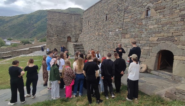 Студенты Брянского государственного университета приняли участие в выездной лекции, которая прошла на территории историко-архитектурного комплекса «Пхакоч». Мероприятие было посвящено вопросам сохранения культурного наследия и особенностям традиционного зодчества. Участники познакомились с уникальными памятниками архитектуры, узнали о традициях местного строительства и погрузились в атмосферу прошлого. Лекция стала ценным дополнением к учебному курсу и позволила расширить практические знания студентов.