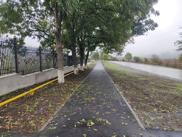 В селе Алхасты завершились работы по благоустройству двух кладбищ. 

Это часть третьего этапа масштабной программы по реконструкции мест захоронений в республике.

На территории обустроены молельная комната, хозяйственные помещения для хранения инвентаря, установлены ограждения, проложены пешеходные дорожки и оборудованы парковочные зоны с удобными подъездами.

Проект реализован при поддержке президента группы «САФМАР» Микаила Гуцериева и Главы региона Махмуда-Али Калиматова.

Напомним, что в 2023 году фонд «Возрождение», созданный Микаилом Гуцериевым, профинансировал обновление порядка ста кладбищ и объектов духовного значения. В рамках текущего этапа работы планируется благоустроить ещё 20 кладбищ.