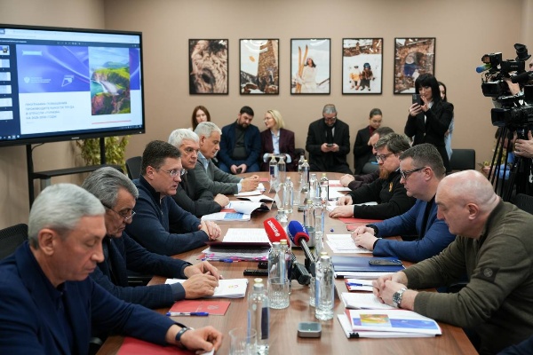 На курорте «Мамисон» вице-премьер Александр Новак провел совещание, посвященное производительности труда в туризме.

На встрече с участием главы Северной Осетии Сергея Меняйло, заместителя полпреда в округе Владимира Надыкто, заместителей министра экономического развития Сергея Назарова и Дмитрия Вахрукова, а также руководства Кавказ.РФ  была представлена пилотная программа повышения производительности труда в туризме. Её разработали в конце декабря прошлого года.

"Президентом поставлена амбициозная задача по увеличению темпов роста производительности труда в стране. В условиях дефицита кадров это ключевой фактор для повышения эффективности и перераспределения рабочей силы в высокопроизводительные сектора. Туризм обладает значительным потенциалом для такого рывка", – подчеркнул вице-премьер. 

Реализацией этой программы будет заниматься созданный на базе Кавказ.РФ отраслевой центр компетенций (ОЦК) в области туризма. Первые успешные проекты уже есть — о них Александру Новаку рассказали сами отельеры. 

Так, в результате работы с ОЦК в пятизвездочном отеле «Майри Парк» на Архызе время полной уборки номера сократилось на 24 минуты, готовность к заселению стала наступать на час раньше, прекратились претензии гостей по чистоте/ комплектации номера. 

"Уровень вовлеченности работников значительно вырос. Люди поняли, что они не стали работать больше, а просто легче и быстрее выполняют ту же работу, что и раньше. Система подачи предложений по улучшениям позволяет работникам видеть, что их идеи видны, принимаются во внимание, а не теряются где-то в бумажном потоке. Оптимизация позволила нам подумать о том, что при дальнейшем внедрении предложенных инструментов, работу по подготовке коттеджа к заселению без потери качества и времени могут производить два работника, а не три, как сейчас. Это позволит убирать одновременно больше коттеджей, что очень важно в периоды пиковой нагрузки", — рассказывает Елена Котова, генеральный менеджер отеля.

Одним из механизмов повышения производительности труда являются «коробочные решения» — проработанные алгоритмы изменений самых рутинных и важных отельных процессов. В их числе: оборот текстиля в прачечной, комплектация и подготовка номера, бронирование и размещение гостя, организация «шведского стола». 

Еще один механизм — адресная поддержка отстающих. Здесь в зоне внимания экспертов будут, в первую очередь, санатории и парки развлечений, где по исследованиям самая низкая производительность труда и не хватает готовых решений в силу специфики каждого объекта. Интересно, что производительность турагентств и туроператоров, наоборот, превышает среднеотраслевой показатель, поэтому данной целевой группе в программе уделяется  меньше внимания. 

Решение кадрового вопроса актуально и для открывшегося в прошлом году курорта «Мамисон», который построил Кавказ.РФ. Кластер стал первым крупным инфраструктурным проектом государства в горах после введения европейских санкций от производителей канатных дорог. Сейчас на Мамисоне работают две канатки и и 10 км трасс. Турпоток в 2025 году составил 40 тысяч человек, в январе текущего года —  10 тысяч туристов. 

"Решать все «детские болезни» нового объекта нам помогает опыт, наработанный на других курортах, построенных компанией. Так, к примеру, службу спасателей и лавинщиков готовила известная на всю страну эльбрусская команда, ОЦК здесь внедряет экспертизу, наработанную на крупных курортах с турпотоком 7000-10000 гостей в день.  Большое внимание уделяем преемственности и обратной связи от гостей. Это постоянный процесс улучшений, где нельзя останавливаться ни на день", – отмечает Андрей Юмшанов, генеральный директор Кавказ.РФ. 

Реализация всего комплекса мероприятий, предусмотренных программой, позволит к 2030 году повысить производительность труда на 23 % по отношению к 2024 году. В натуральном выражении это позволит повысить добавленную стоимость по четырем «туристским» направлениям на 179,4 млрд рублей.