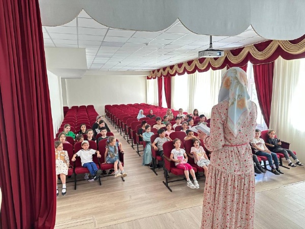 22 июня - одна из наиболее трагических дат в истории нашей Родины. День памяти и скорби для тех, кто пережил и выжил, для детей и внуков миллионов солдат, что отдали жизни за мир, в котором мы сегодня живём. 
 
22 июня 1941 года в 4 часа утра началась самая разрушительная, жестокая и кровопролитная из всех войн, когда-либо прошедших на нашей планете - Великая Отечественная война: фашистская Германия напала на Советский Союз.

В одночасье разрушились надежды миллионов семей, были поломаны судьбы целых поколений. Память о тех грозных годах - как и не утихающая скорбь - навсегда останется в наших сердцах.

В преддверии этой памятной даты работники Дома культуры с.п. Ляжги провели информационный час о Дне памяти и скорби «Сороковые роковые» в пришкольном лагере с дневным пребыванием "Радуга". Методист Точиева З.М. начала мероприятия с беседы о начале войны, после чего дети посмотрели документальный фильм. В конце мероприятия участники минутой молчания  почтили память о погибших.