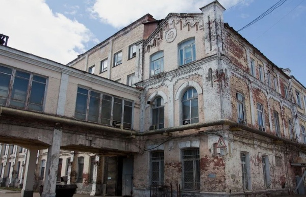 "АСМ Групп" рассматривается в роли генерального проектировщика для реставрации исторических зданий знаменитого Оружейного завода в Ижевске. 

Основанный в 1807, уже в 1812 году для сражений на полях Отечественной войны, завод выпускал гладкоствольные кремниевые, заряжаемые с дула ружья с дальностью боя 200 метров. 

Винтовка системы Бердана, винтовка Мосина, ружье Федорова, пистолет ТТ, авиапулемет Березина и конечно автомат Калашникова - неполный перечень выпускавшегося и выпускаемого по сей день оружия на знаменитом заводе.