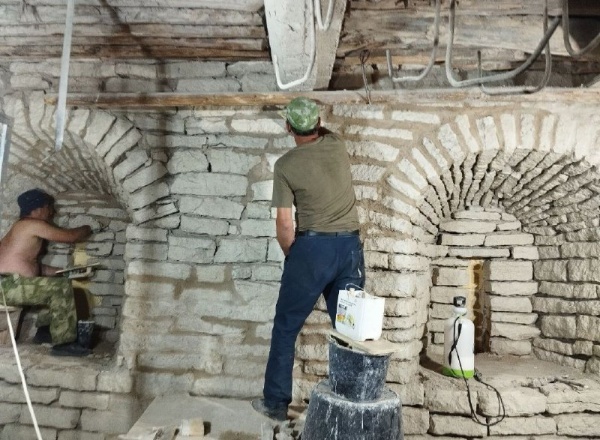 Продолжаются реставрационные работы по проекту "АСМ Групп" на объекте культурного наследия федерального значения "Башня Нижних решеток" на территории Псково-Печерского монастыря. 

Руководство работами - АНО "Возрождение".