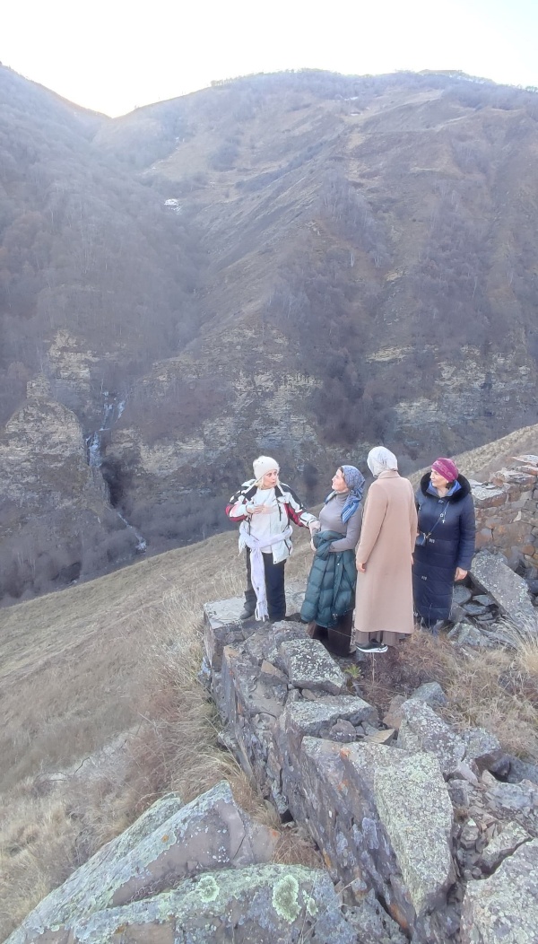 Старший научный сотрудник отдела археологии и архитектуры ГБУ «Аргунский музей-заповедник» Рамзан Баканаев провел обзорную экскурсию по территории Шикаройского историко-архитектурного комплекса.

Путь к историко-архитектурному комплексу Шикарой проходил по живописному Аргунскому ущелью. 

Как отметили участники поездки, данный комплекс является одним из интереснейших объектов башенной архитектуры как для туристов, так и для местных, и его обязательно нужно посетить.