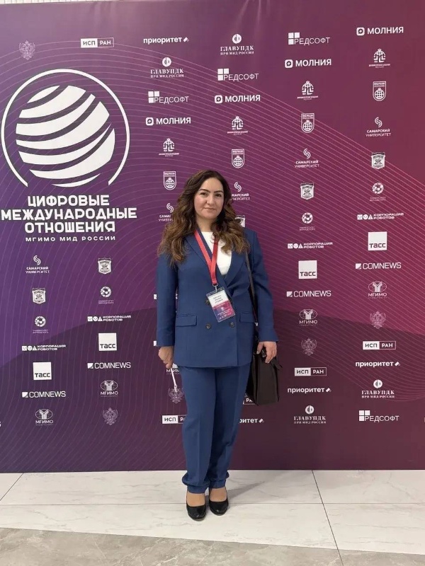 Преподаватели ПГУ на международной конференции по цифровым международным отношениям.

Преподаватели кафедры теоретической лингвистики и практики межкультурного общения ИИЯМТ ПГУ – доцент Н.А. Голик и доцент М.И. Аветисян – приняли участие в IV Международной научно-практической конференции «Цифровые международные отношения – 2025: человек в фокусе цифрового развития», организованной МГИМО МИД России.

Конференция объединила представителей научного и экспертного сообщества, органов государственной власти и международных организаций. В числе ключевых спикеров – Министр иностранных дел РФ С.В. Лавров, Министр науки и высшего образования РФ В.Н. Фальков, Министр цифрового развития РФ М.И. Шадаев, а также представители Администрации Президента РФ и международных объединений, модератором мероприятия выступил ректор МГИМО МИД России, академик РАН А.В. Торкунов.

В рамках пленарного заседания участники обсудили глобальные стратегии технологического развития, перспективы международного сотрудничества в цифровой сфере, вопросы информационной безопасности и влияние цифровых технологий на социально-экономическое будущее человечества