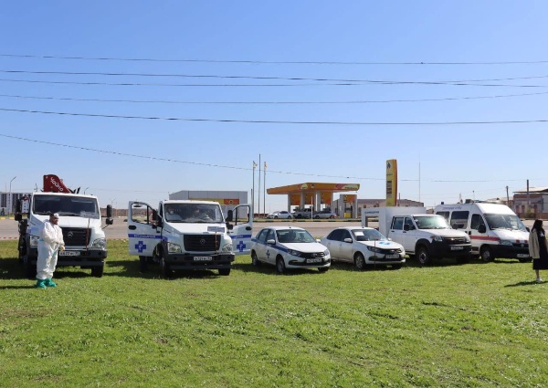 На территории с.п. Троицкое Сунженского района прошли межрегиональные учения по локализации и ликвидации условного очага ящура. Мероприятие организовано государственной ветеринарной службой РИ совместно с Управлением ветеринарии Чеченской Республики.

В учениях приняли участие специалисты ветеринарных служб Кабардино-Балкарской, Карачаево-Черкесской республик и Северной Осетии-Алания, а также представители Администрации Сунженского района, Россельхознадзора, Роспотребнадзора, МЧС и ОГИБДД.

Основная цель — отработка практических действий по локализации очага болезни, включая развертывание мобильного санитарного пропускника, отбор и доставку биологических проб в лабораторию, использование дезинфекционной техники и средств индивидуальной защиты, а также межведомственное взаимодействие при угрозе распространения особо опасных заболеваний животных.

В ходе учений специалисты отработали весь алгоритм действий: организацию ликвидационных мероприятий, работу техники и оборудования, взаимодействие различных служб и ведомств. Мероприятие позволило повысить готовность ветеринарной службы и органов власти к быстрому и эффективному реагированию на эпизоотические угрозы.