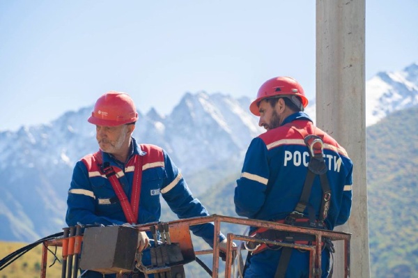 В Джейрахском районе Ингушетии ведутся работы по подготовке электросетевой инфраструктуры к зимнему периоду.

Филиал «Россети Северный Кавказ» – «Ингушэнерго» реализует комплекс технических мероприятий, на которые направлено свыше 3 млн рублей. Это позволит повысить надежность электроснабжения для более чем 3,3 тыс. жителей и 30 социальных объектов горной зоны.

Учитывая суровые климатические условия высокогорья, специалисты применяют современные решения: на линиях электропередачи заменяют устаревшие провода на самонесущий изолированный провод протяжённостью более 5 км.

Уже проведена замена поврежденных опор, расчистка просек, а также ремонт трансформаторных подстанций. Эти меры позволят свести к минимуму аварийные ситуации и обеспечить бесперебойную работу энергетической системы района.
