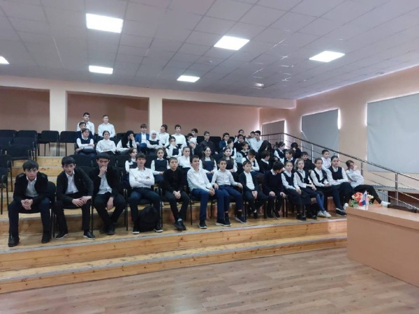 05.10.2024 года работниками Дома Культуры с.п. Джейрах в лице художественного руководителя Льяновой Радимхан М. и методиста Харсиевой Амины Р. совместно с ГБОУ «СОШ - Детский сад с.п. Джейрах имени И. С. Льянова» было проведено мероприятие, посвящённое Дню народного единства. 

Этот праздник призван сохранить память о событиях 1612 года, когда народное ополчение под предводительством К. Минина и Д. Пожарского освободило Москву от польских интервентов, тем самым положив конец страшной смуте. 

В ходе мероприятия, которое было проведено в форме путешествия по разным уголкам России, дети познакомились с историей возникновения праздника, подвигами наших далёких предков, познакомились с жизнью и бытом, национальными костюмами, обычаями, играми, кухней народов, живущих в нашей стране. 