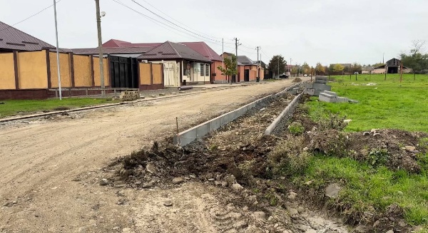 В Сунже продолжаются работы по благоустройству улицы Новая Дружба.

Общая протяжённость благоустраиваемого участка составляет 720 метров, ширина проезжей части — 6 метров. Проектом предусмотрено устройство пешеходного тротуара шириной 1,6 метра и ливневой канализации для эффективного водоотведения.

На сегодняшний день рабочими завершено формирование ливневой системы и подготовлено основание дорожного полотна под асфальтирование.

Завершение благоустройства запланировано на конец октября.