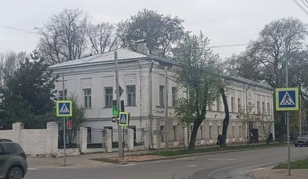 Исторический дом Воробьева на улице Островского, 31 в Костроме стал объектом культурного наследия. Построенный в самом начале XIX века на средства полковника Скрипицына, дом примечателен своим фасадным убранством, характерным для провинциальной архитектуры того периода. 

В разное время здание меняло своих владельцев - в 1838 году его приобрел сенатор Борщев, после чего дом перешел в ведение Департамента уделов. Во второй половине XIX века, после отмены крепостного права, в здании размещалось Ярославско-Костромское управление земледелия и государственного имущества. В советский период здесь работал Костромской тубдиспансер.