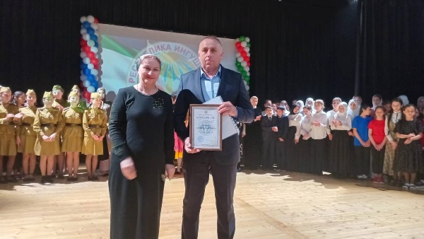 12.04.2025 г., в Доме культуры с.п. Экажево состоялся Республиканский фестиваль самодеятельного народного творчества «Славься, Отечество мое!», который в нынешнем году приурочен к 255-летию единения Ингушетии с Россией. Это одно из главных событий апреля в культурной жизни Ингушетии.

Фестиваль уже давно стал настоящим хранителем духовных традиций и нравственных ценностей ингушского народа. Этот масштабный творческий форум не просто собирает талантливых детей и молодежь, но и становится для них путеводной звездой в мир искусства и культуры.

Воспитанница Дома культуры с.п. Ляжги Ясмина Буружева так же выступила на фестивале, прочитав стихотворение Чахкиева Капитона «Дай-Мохк», и была удостоена диплома участницы форума.