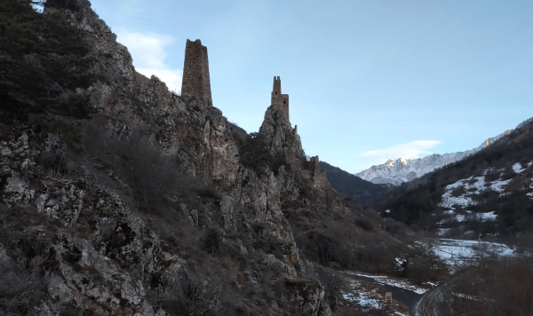 Башенный комплекс Вовнушки – самый известный на территории Ингушетии и России.
 
 В переводе с ингушского Вовнушки означают «место боевых башен».  Они наглядно иллюстрируют понятие «твердыня»: огромные каменные сооружения, твердо стоящие на скальном основании. Подступы к башням и жилым пристройкам преграждали мощные крепостные стены, которые поначалу воспринимались как естественная часть горы. 

Вовнушки - признанный шедевр средневековой башенной архитектуры, и предмет особой гордости ингушей. Сейчас тяжело представить, сколько усилий пришлось приложить строителям Вовнушек, чтобы создать четырехэтажный комплекс в столь сложном для возведения месте, которое тоже выбрано не случайно - это точка стыка горных ущелий. В древности здесь проходил один из участков легендарного шёлкового пути. 