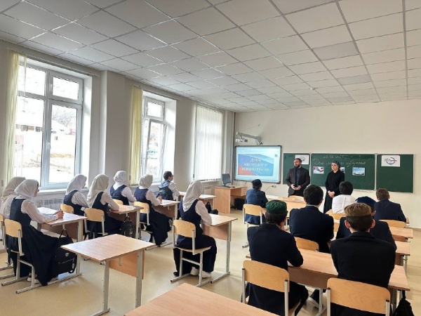 В Джейрахском районе продолжается работа с молодыми избирателями.

Председатель ТИК Джейрахского района Ахриев Б.М. и председатель УИК № 105 Кузьгова Х.Х. посетили СОШ с.п. Ольгетти, где провели тематическое занятие для старшеклассников, посвященное Дню молодого избирателя. 

Организаторы выборов рассказали учащимся об основах избирательного права, порядке проведения голосования и важности гражданской ответственности. В ходе живого диалога школьники смогли задать интересующие их вопросы о выборах и работе избирательных комиссий. Мероприятие стало важным шагом в формировании правовой культуры будущих избирателей района.