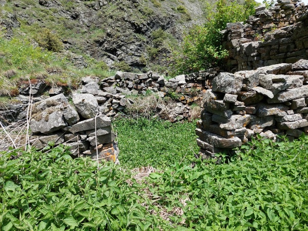 На днях, инспектора Джейрахско-Ассинского музея-заповедника в сопровождении начальника пограничной заставы и трех его сотрудников, совершили инспекционную поездку к, раннее не учтенному, башенному комплексу «Бярч», расположенному в 2 км юго-западнее башенного поселения «Някъист», в закрытой пограничной зоне.                                                                                                              

Цель поездки: учет, выявление, проведение обмеров, фото и видеофиксация ОКН, а также описание и оценка их технического состояния.  