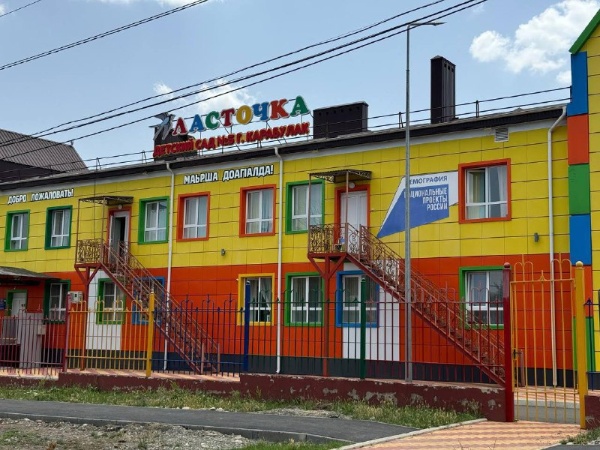 Партдесант «Единой России» в г. Карабулак в рамках Народной программы провел мониторинг благоустройства улиц Дьякова и Мира. Улицы благоустраиваются в рамках федерального партийного проекта «Городская среда». В инспекционном выезде приняли участие: депутаты Городского совета депутатов от фракции «Единой России» Арби Султыгов и Ваха Аушев, а также представитель городской администрации Магомед Мальсагов.
   
Работы проводит фирма ООО «ПИК».  Партийцы пообщались с подрядчиком объекта Тимуром Могушковым. По его словам, работы по благоустройству завершены на 90%, теперь остается только установить мусорные урны и скамейки. «Работы, проводимые фирмой ООО «ПИК», направлены на создание уютной и красивой атмосферы в городе, что способствует повышению уровня жизни горожан и общего благополучия города. Такие мероприятия по благоустройству содействуют совершенствованию городского пространства», - отметили партийцы.  