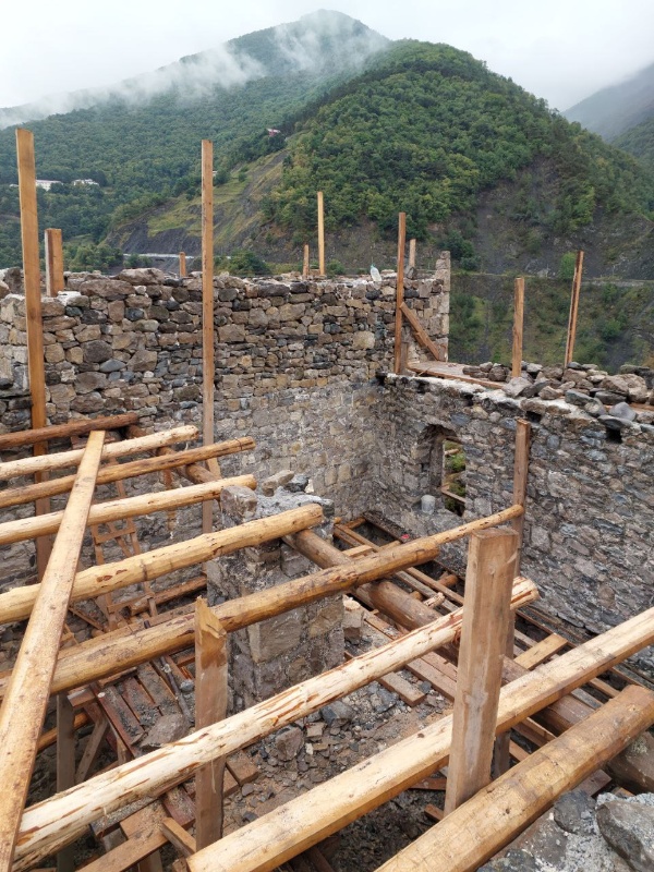 Специалисты "АСМ Групп", несмотря на непрекращающийся ливень, осуществили авторский надзор за реставрационными работами на башенном комплексе "Эбан" в горной Ингушетии. Компания "МК Рест-Строй" заканчивает реставрацию еще двух каменных жилых башен.

Партнеры проекта - Благотворительные фонды "САФМАР" и "Возрождение".