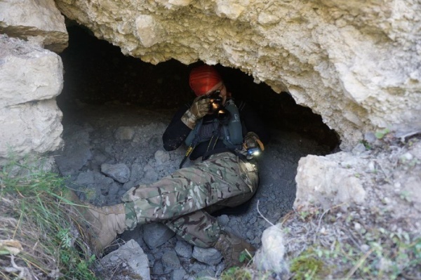 Давно не было одной из наших любимых рубрик. А работа, тем временем, всё также активно идет, экспедиции продолжаются, постепенно исследуются все новые и новые комплексы.

Каждое время года готовит свои сюрпризы. Особенность осенних экспедиций – это, конечно, туманы. Одна из последних поездок – на башенный комплекс Нийкоте. Из-за тумана видимость не превышала 25-30 метров, так что добирались буквально по приборам. В горах уже выпал снег, и на Нийкоте работа шла с перерывами – пережидали снегопад. Вообще, последняя экспедиция собрала целую коллекцию погодных явлений – утренние и вечерние туманы, снег и дождь, и все это спокойно могло уместиться в одном дне.

Кроме фотофиксации и определения геолокаций, специалисты «АСМ Групп» успели обыскать близлежащие склоны в поисках неучтенных объектов, чтобы не упустить ни один из них.

А вот на комплексе Ний команде пришлось повстречаться с весьма суровым быком, в связи с чем нашему ведущему специалисту в срочном порядке пришлось произвести тактическое отступление в ближайшую же башню.

Словом – будни исследователей! 