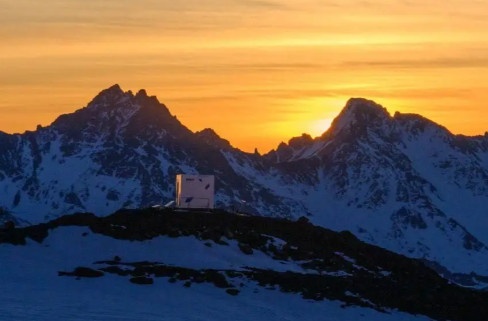 К зиме строители Кавказ.РФ готовят долгожданное освещение трасс. Это значит, что курорт совсем скоро предложит новую услугу — вечернее катание.

Первым будет освещен участок Азау – Кругозор. На этом отрезке в 2,4 км установят 54 мачты — столба, на которых закрепят светильники. Часть мачт будут 16-метровыми, классическими, а три — по 20 метров. Они расположатся в зоне выката на Поляне Азау и осветят её всю.

Также на трассах до начала сезона будет усовершенствована система искусственного оснежения: специалисты строят вторую насосную станцию и две трансформаторных, прокладывают 3,3 км трубы.

Наладка освещения и системы оснежения пройдет на курорте к началу ноября и «Эльбрус» будет готов встречать всех любителей горнолыжного спорта в 56-й раз!